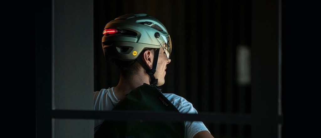 MET sisakra szerelhető Magnetic USB LED akkumulátoros hátsó lámpa