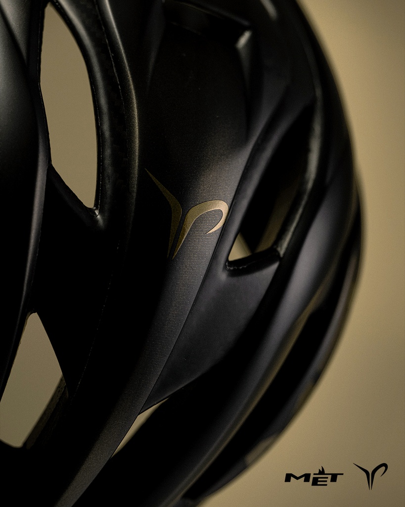 MET Trenta 3K Carbon Mips Tadej Pogacar Black Edition kerékpáros sisak [fekete-arany, 56-58 cm (M)]