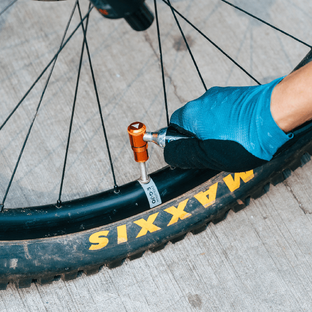 Granite Suture Aero tire plug tubeless defektjavító készlet Co2 töltőfejjel [narancssárga]